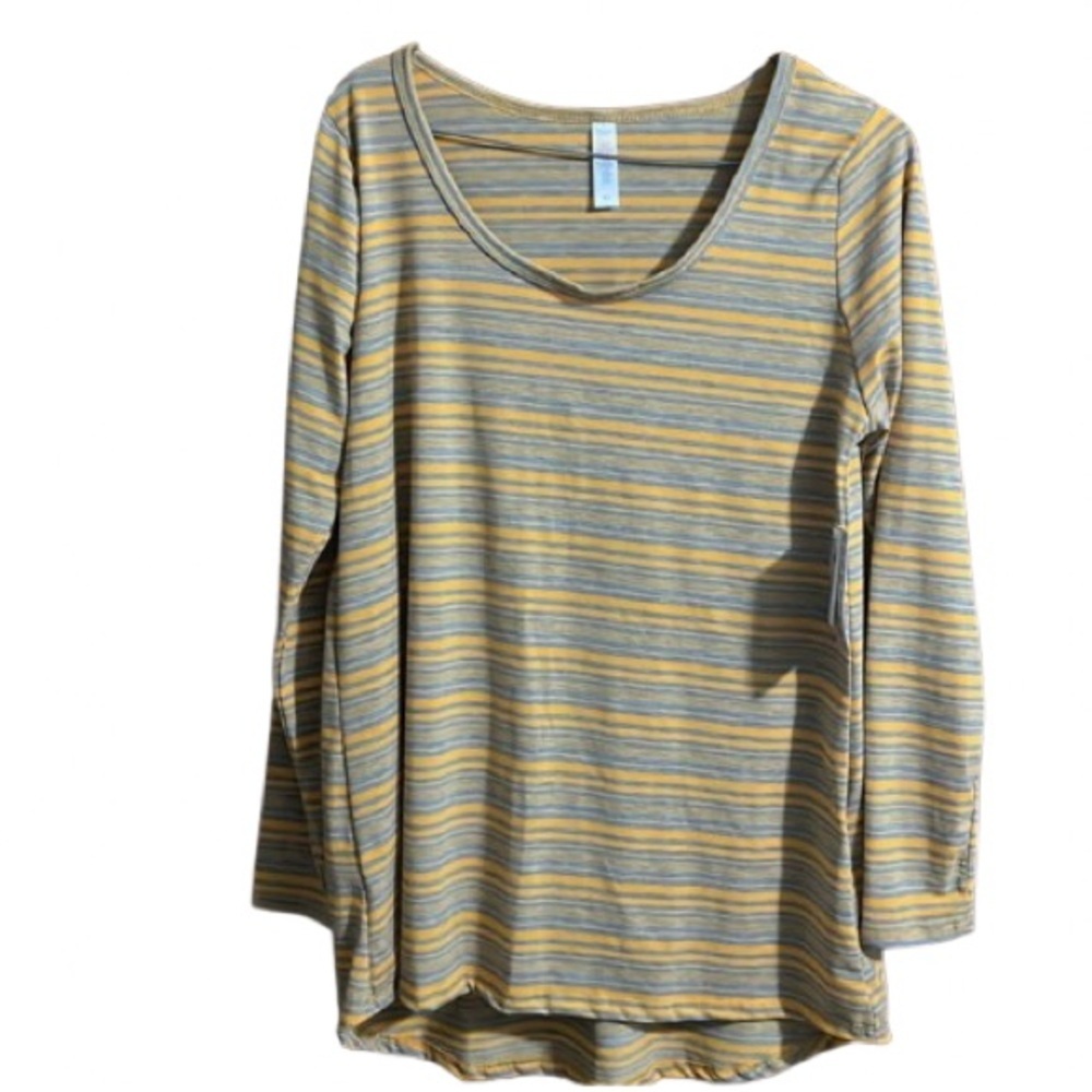 #546 NWT LuLaRoe Lynnae medium long sleeves, high-low hemline, scooped neckline